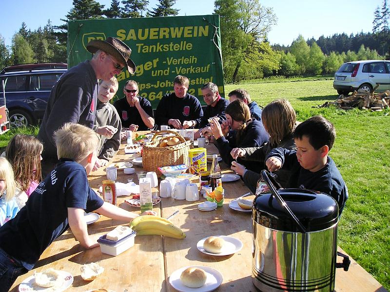 Fruehstueck.JPG - "Noch`n Toast, noch`n Ei..." - Frühstück beim Schalob.