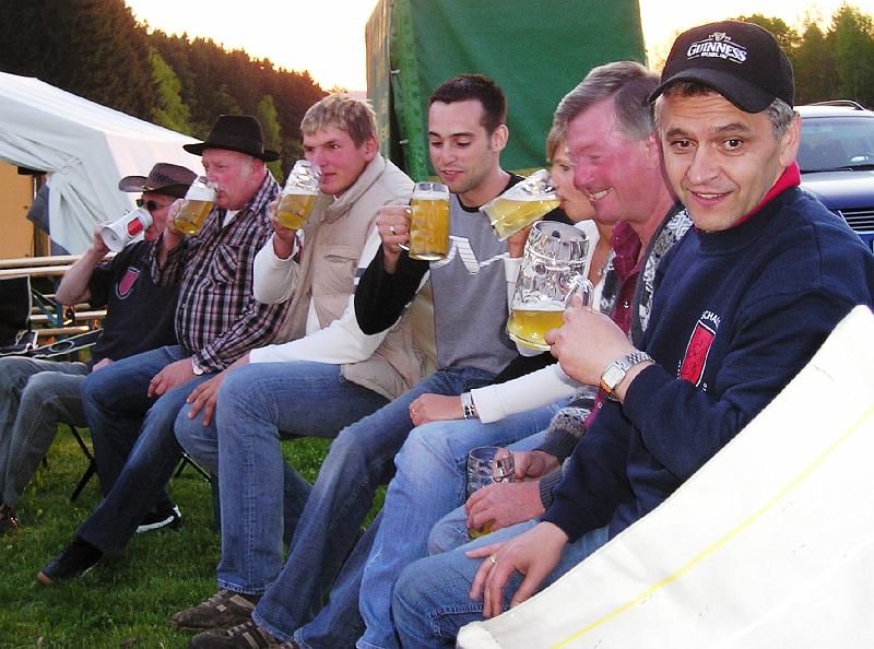 Prostrunde.JPG - "Achtung!! - G'sund samma, Schneid homma, z'samm halt'ma, a Gaudi homma, vom Schalob samma. Drum loua mir uns nix g'falln. Briketts - die Nacht wird kühl!"