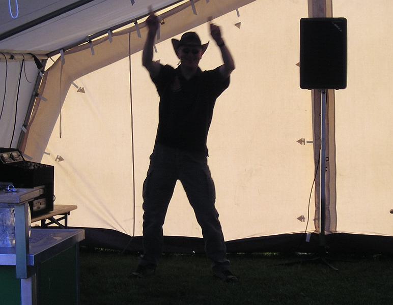 Schatten_jockey.JPG - Schattenspiele im Disco-Zelt.