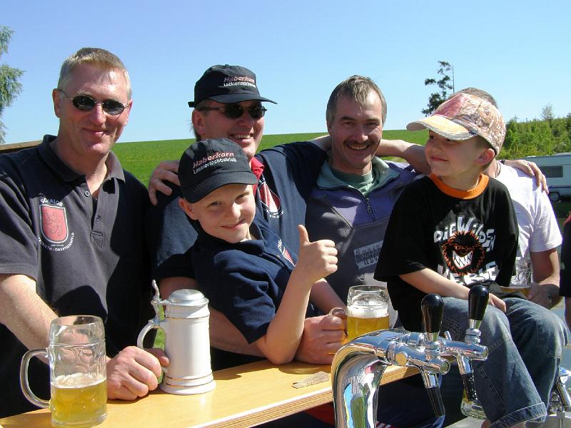 Thekenrunde.JPG - Den Daumen nach oben - das Zeltlager 2008 hat wieder gepasst.