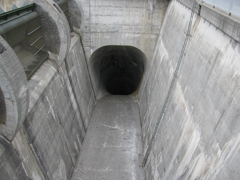 005_Anreise_Weg_Hoelle_Edi.JPG - Zwischenstopp an einer Staustufe: "Die Einfahrt zur Hölle", so Edi's Kommentar.