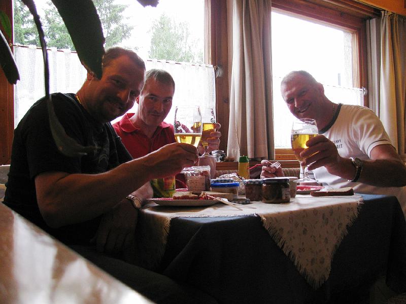 007_Brotzeit_BormioAnkunft.JPG - "Am Abend ein Bier, das gönnen wir uns hier!" - Prost!