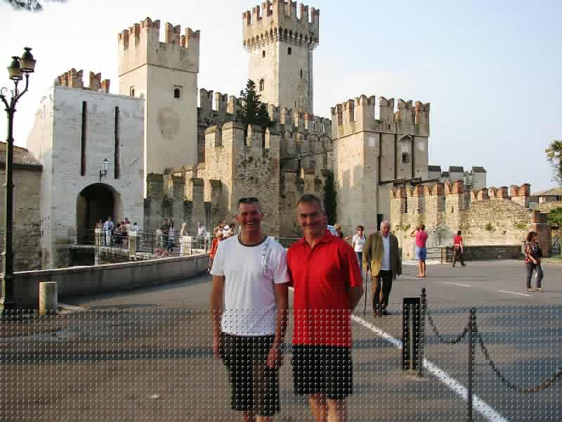 017_Sirmione_Biker_Ziel.JPG - Die Geschichte der knapp 8.000 Einwohner zählenden Stadt Sirmione reicht bis in die Steinzeit.