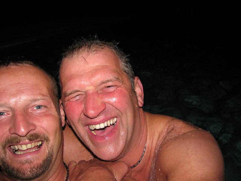 020_Sirmione_Nacht_Nacktbaden.JPG - Edi und Schorsch können dem blauen Pool nicht widerstehen...