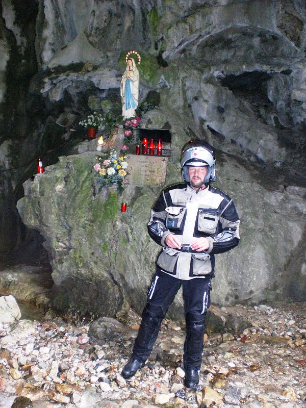 023_Mariengrotte_Gardasees.JPG - Eine berühmte Mariengrotte am Ufer des Gardasees: Edi mal ungewohnt andächtig.