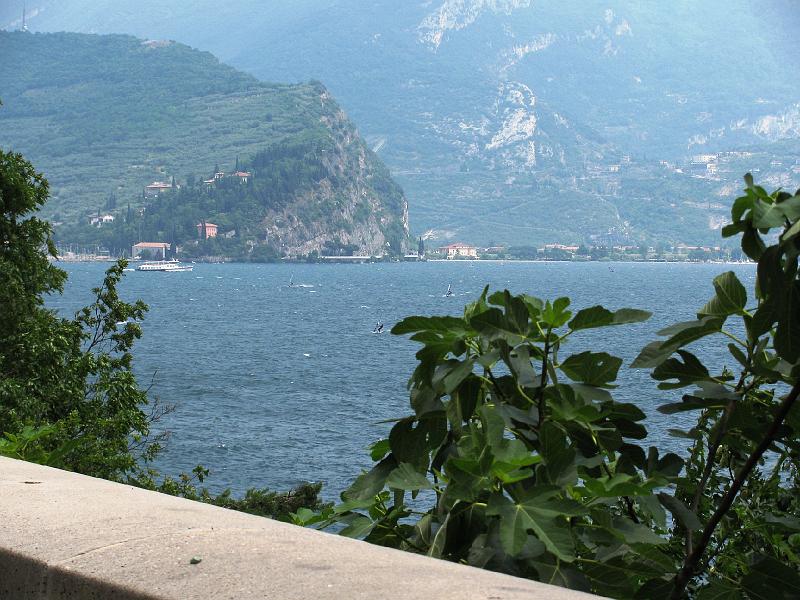 024_Rund_Gardasee.JPG - Der Gardasee, ein Eldorado für Segler und Surfer - und Schalob-Biker.