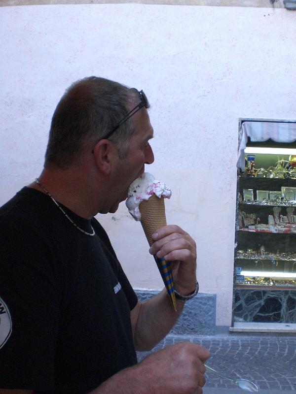 029_Eis_Sirmione.JPG - Großes italienisches Eis trifft auf kleine Trasafelder Goschn: ob das gut geht?