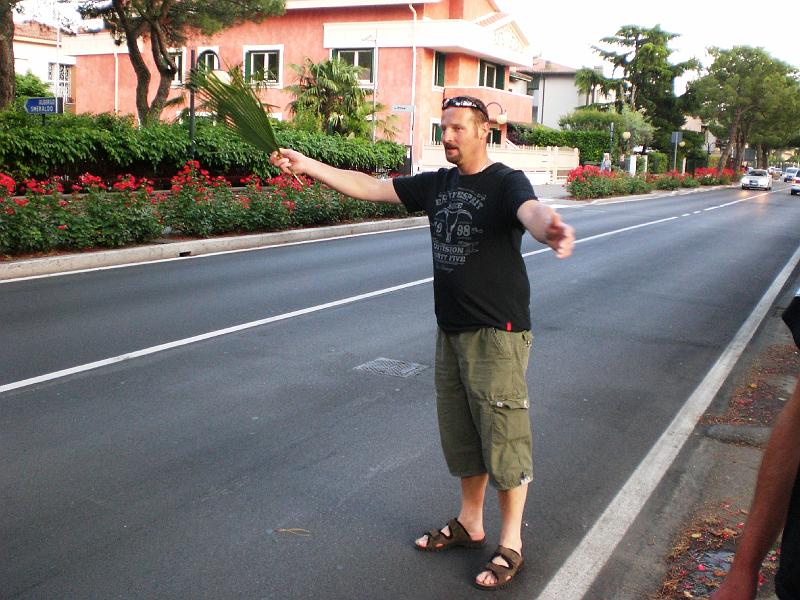 031_Edi_regelt_Verkehr_Sirmione.JPG - Verkehrsregelung auf Tännesberger Art: Edi, der mit der Palmwedel tanzt.