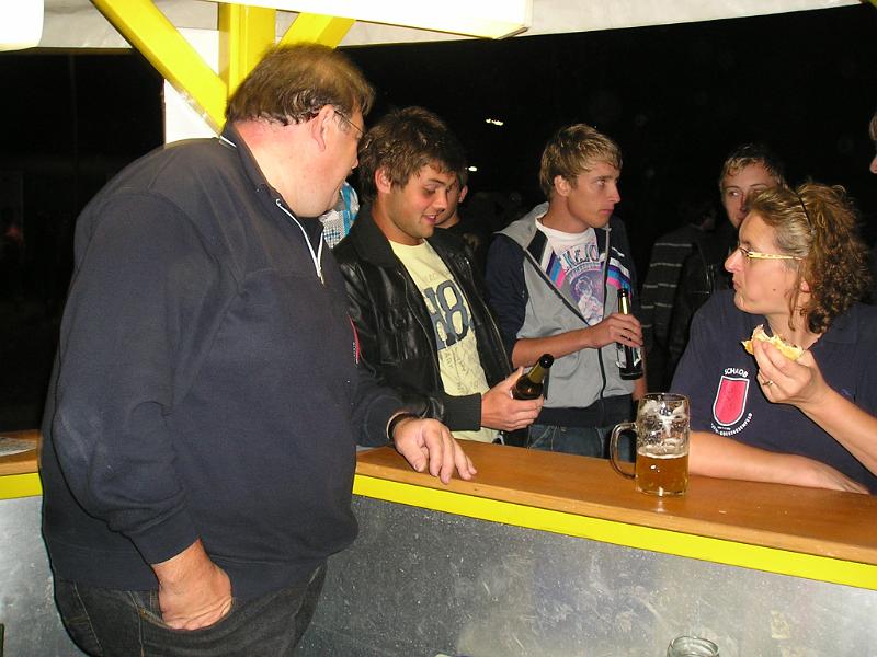 Fr_R_11.JPG - Am Pilsstand im Freien war etwas mehr Platz als im überfüllten Zelt.