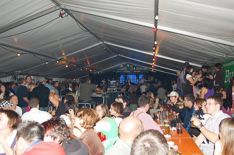 Freitag_01.jpg - Das viel zu kleine Festzelt platzte am Freitag fast aus allen Nähten.