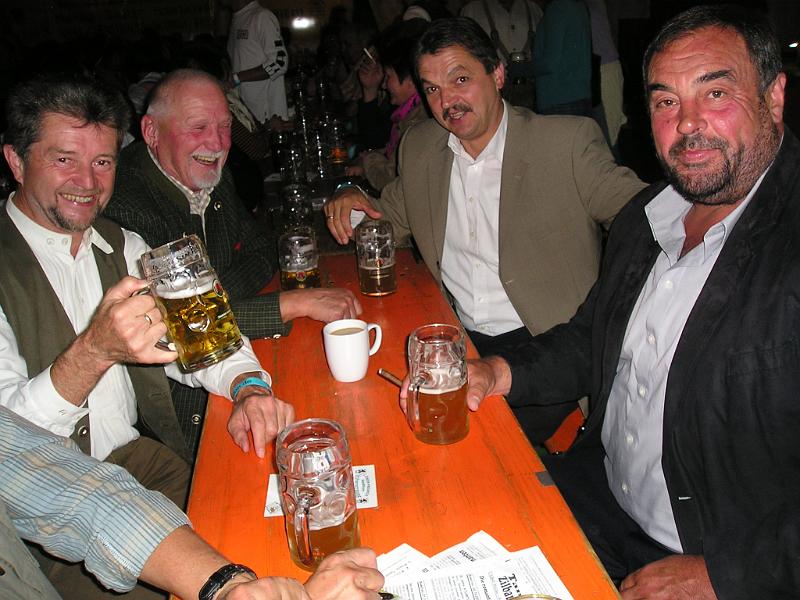 Sa_R_04.JPG - Vier Bürgermeister auf einem Schlag (von links): Hans Walbrunn (Pleystein), Horst Frötschl und Andy Wutzlhofer (Vohenstrauß) sowie Josef Beimler (Waldthurn).