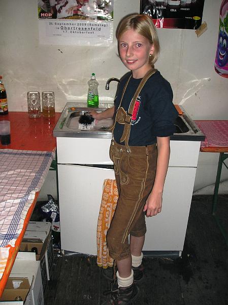 Sa_R_07.JPG - Anna half in typischer Spülkleidung beim Abwasch mit.