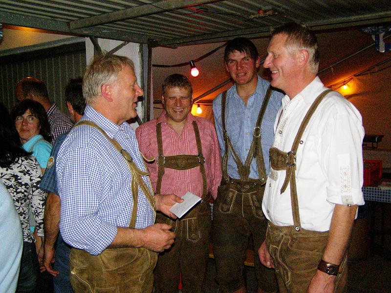 Franz_05.JPG - Präsident Lorenz Haberkorn, Vergnügungswart Reinhold Biller und Vizepräsident Andy Fritsch (von links) gratulieren dem Häusl-Wirt.