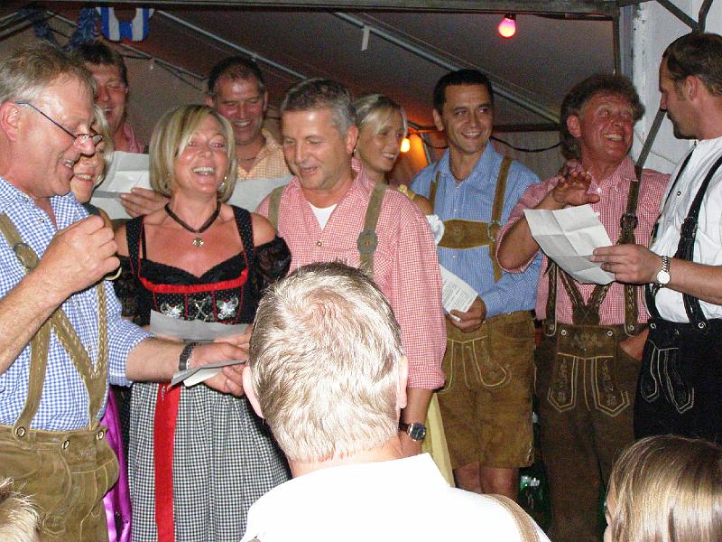 Franz_18.JPG - Auch das noch: Geburtstagsständchen mit Dirigent Lorenz (links).