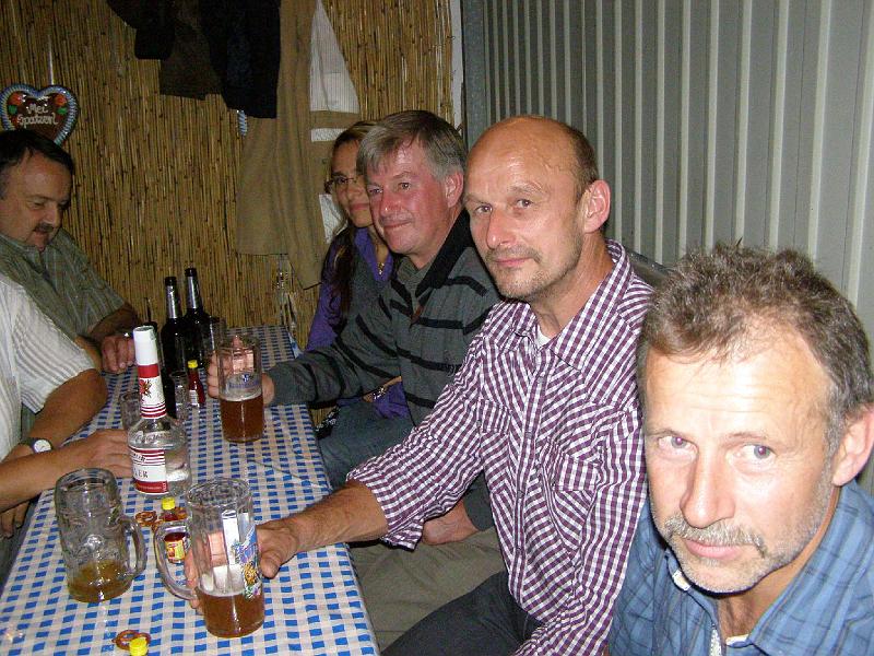Franz_22.JPG - Vorbildliche Haltung von Erwin und Vize: die rechte Hand immer am Krug.