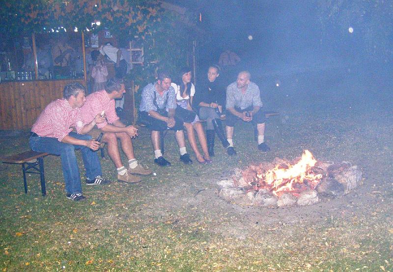 Franz_24.JPG - Das Lagerfeuer vorm Häusl: Zeit zum Ausruhen nach dem Barbesuch.
