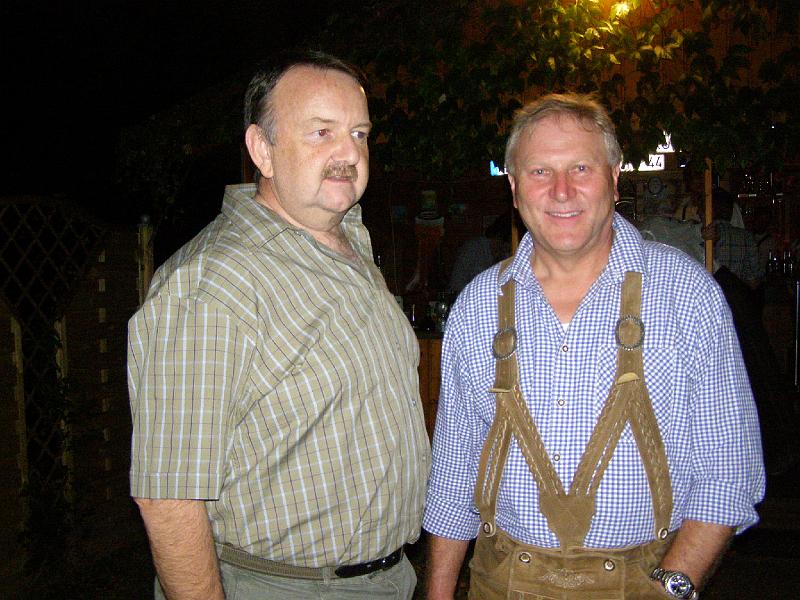 Franz_25.JPG - Diese beiden Exemplare des Schalobs (links Dieter, rechts Lorenz) suchen neue Herausforderungen: beide steuern mehr oder minder schnell auf die 60 zu.