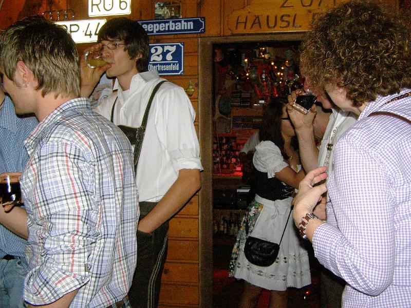 Franz_27.JPG - Schalob-Gäste bei der Arbeit im Häusl.