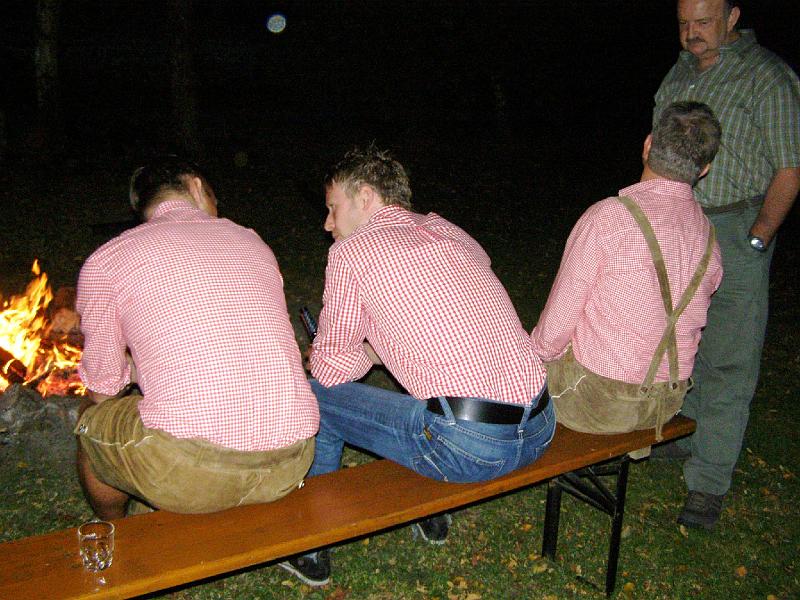 Franz_29.JPG - Mitternacht naht, da tanken Schalob-Männer Energie am Lagerfeuer.