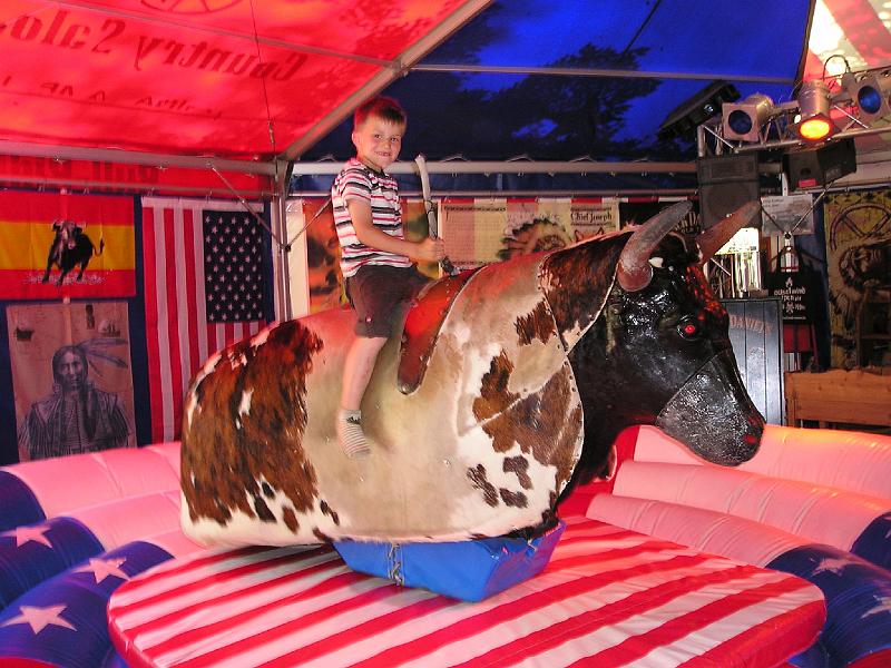 18_Geisel.JPG - Der temperamentvolle Bull-Rider Michi aus Fiedlbühl hatte Tier und Schalob im Griff.