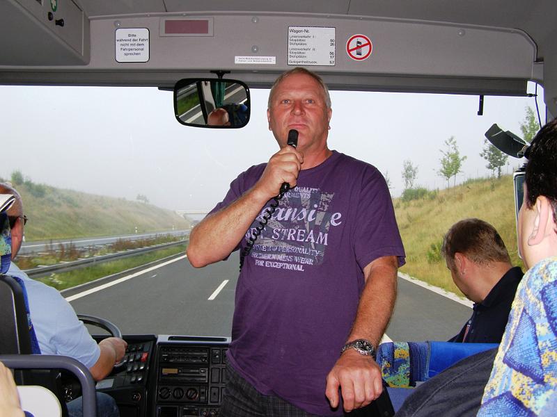 Geisel_01.JPG - Präsident Lorenz Haberkorn begrüßt am noch nebligen Morgen die Teilnehmer der Spaßreise nach Geiselwind.