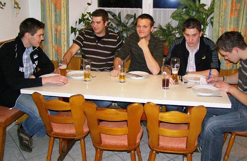 JHV_01.JPG - Fünf junge Neumitglieder aus der Gemeinde Waldthurn hat der Schalob bekommen.