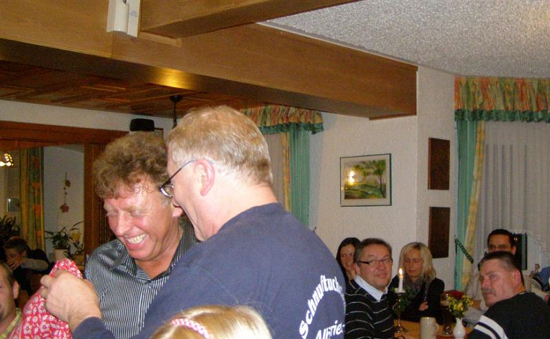 JHV_09.JPG - Neumitglied Herbert Busch erhält vom Präsidenten das Schnupftuch.
