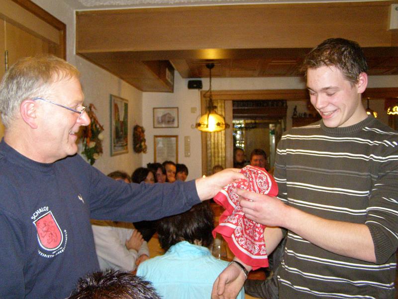 JHV_12.JPG - Künftig muss auch Michael Stahl das Schnupftuch immer zur Hand haben.