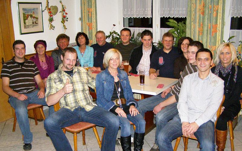 JHV_21.JPG - Gruppenbild mit Präsident: die neuen Mitglieder zusammen mit den Geehrten des Clubs.