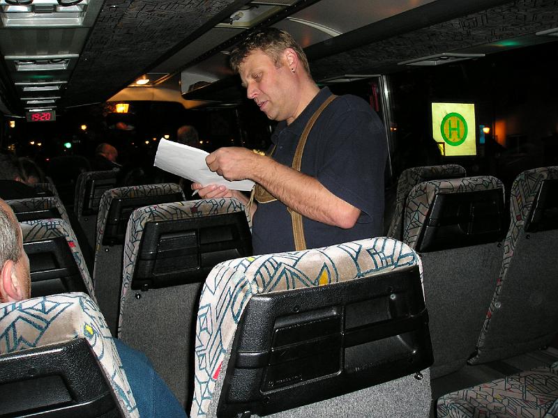 Kneit_09_01.JPG - "Sind alle Schalober in den Bus eingestiegen?" - Der Vergnügungswart zählt seine Schäfchen.