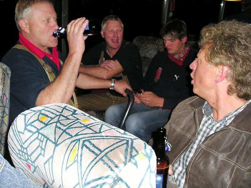 Kneit_09_03.JPG - Eine Stunde Fahrt im Bus läßt die Kehlen austrocknen.