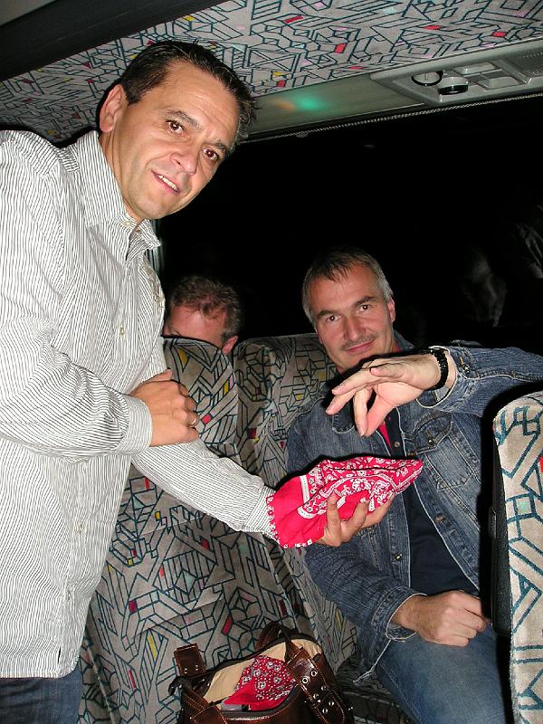 Kneit_09_04.JPG - Vize-Schnupftuchwart Norbert kassiert für vergessene Schnupftücher.