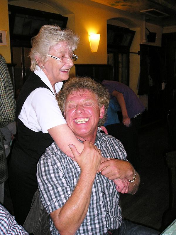 Kneit_09_12.JPG - Fleißige Bedieungen lieben ein herzerfrischendes Lachen.