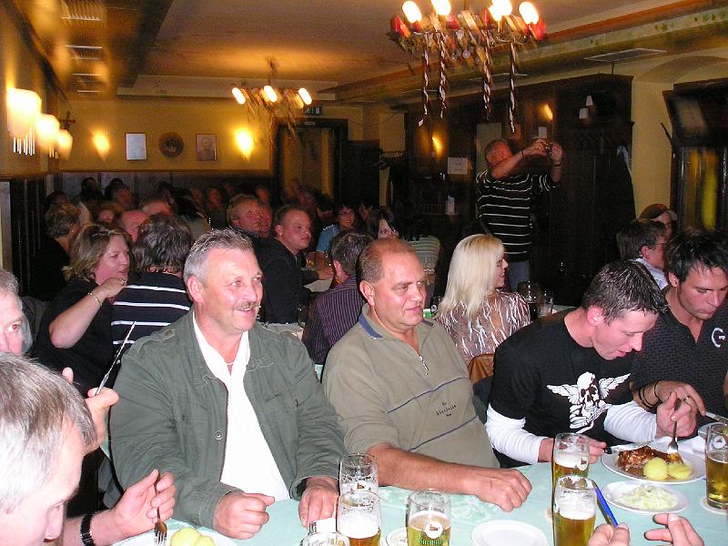 Kneit_09_15.JPG - Voll gefüllt war das Obergeschoss beim Kneitinger mit Gästen vom Schalob und von Weiden-Ost.
