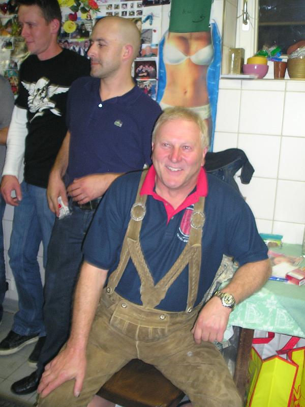 Kneit_09_21.JPG - Der Präsident in der Bar mit nackten Tatsachen im Rücken.