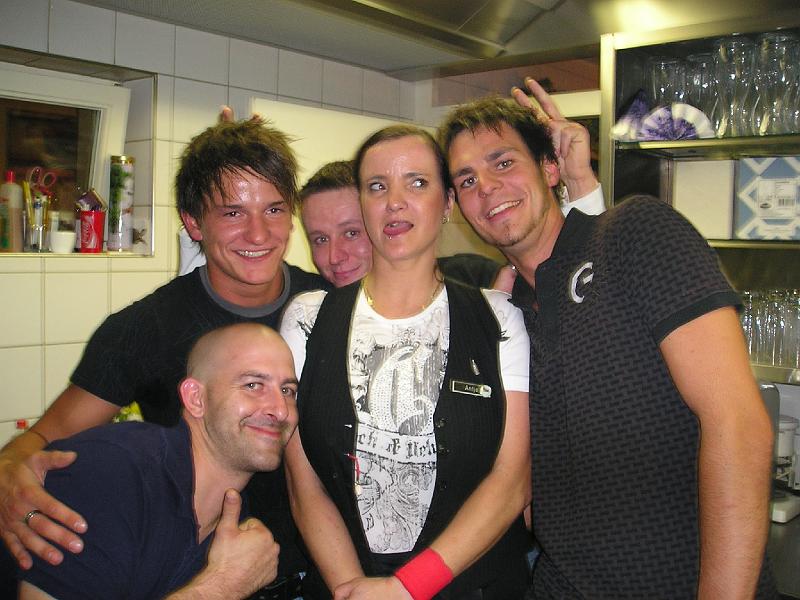 Kneit_09_25.JPG - Angie, unsere Super-Bedienung, zeigt den Herren ihre Sinne.