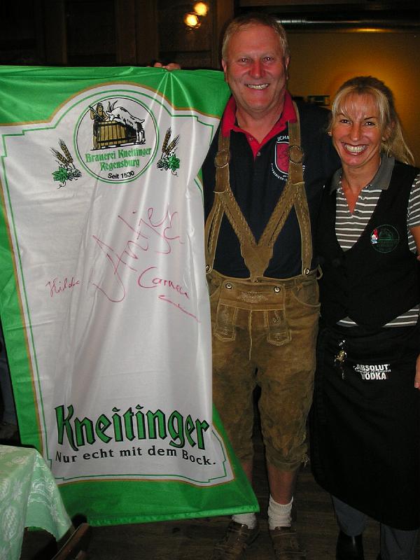 Kneit_09_32.JPG - Zur Erinnerung an einen lustigen Abend gibt es die Kneitinger-Fahne mit Autogrammen.