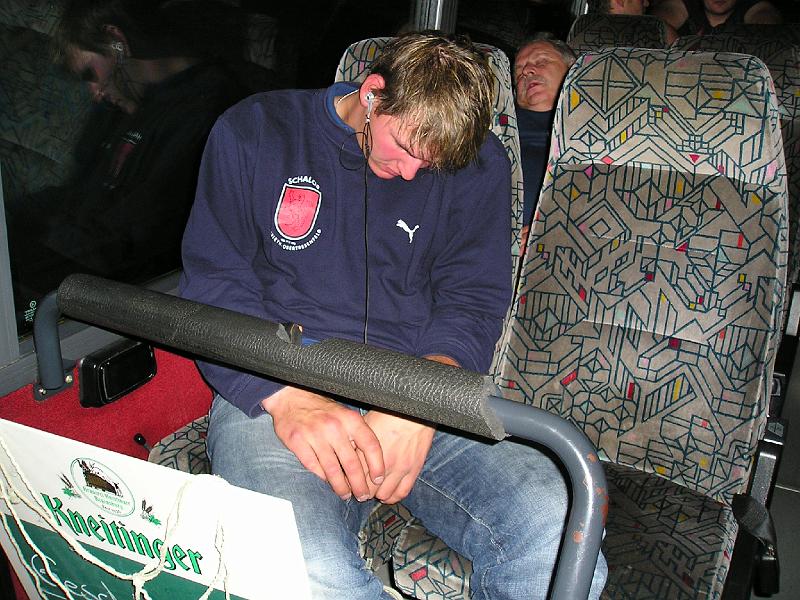 Kneit_09_41.JPG - Der Vizepräsident hört Schlaflieder am MP3-Player an.