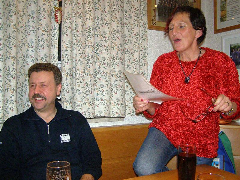 Schalob_08.JPG - Vroni trägt das Aufnahmegedicht vor.