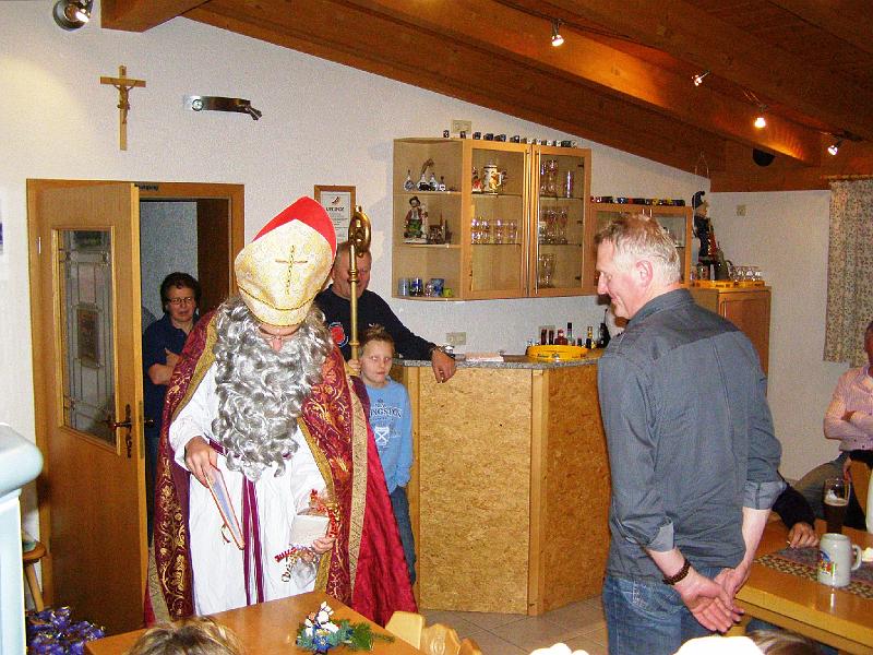 Schalob_12.JPG - Der Häusl-Franz bekommt ein kleines Geschenk vom Nikolaus.