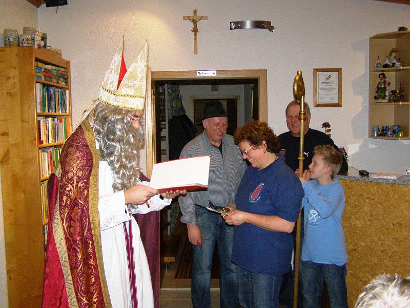 Schalob_13.JPG - Auch die Wirtsleute des Pass-Stüberls werden vom Nikolaus bedacht.
