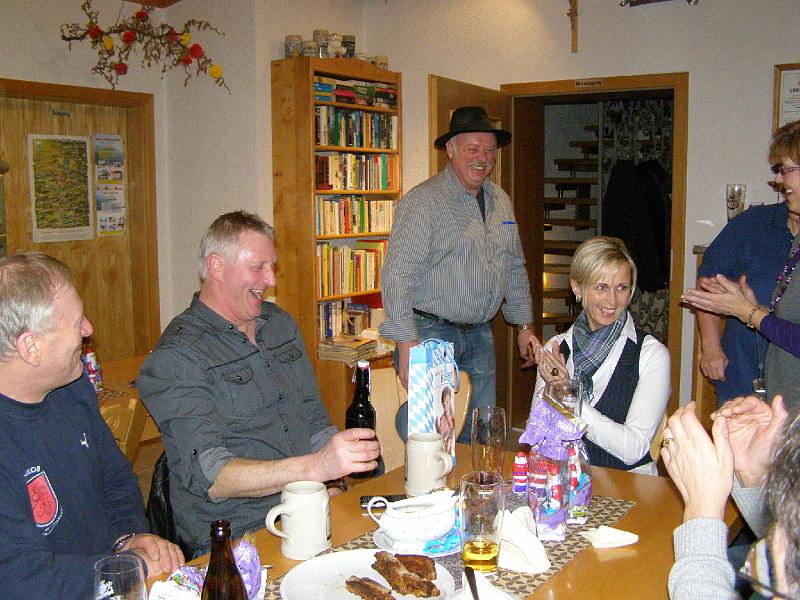 Schalob_18.JPG - Lustiges Geschenk für den Häusl-Franz: da lachen die Wirtsleut'.