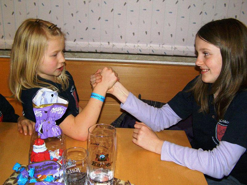 Schalob_20.JPG - Anja (links) hat auch schon Muckis in den Armen, Janina hat ganz schön zu kämpfen.