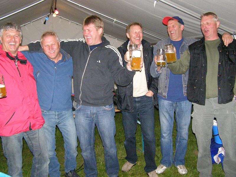 Frei_11_ha.JPG - "Gestatten, Haberkorn!" - Die sechs Haberkorn-Brothers im Weiherzelt.