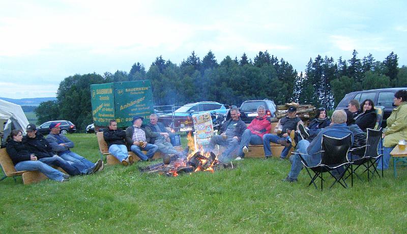 Frei_1_ha.JPG - Am Pfingstsamstag scharten sich die Schalober wieder um das große Lagerfeuer.