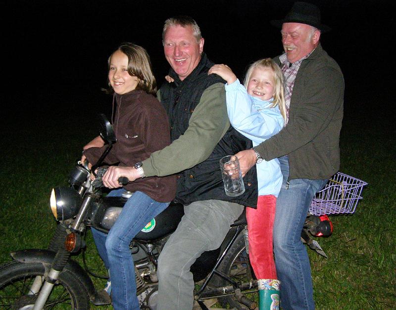 Frei_7_ha.JPG - Komi (der Herr mit dem Bierkrug) wird zur Zapfstelle gebracht.