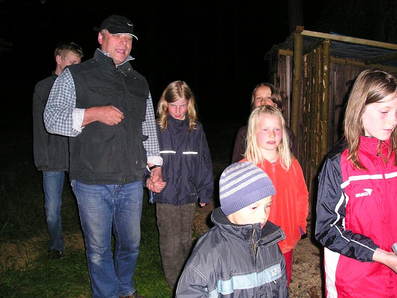 hi_so_13.JPG - Der Vergnügungswart begleitet die Kinder bei der Nachtwanderung.