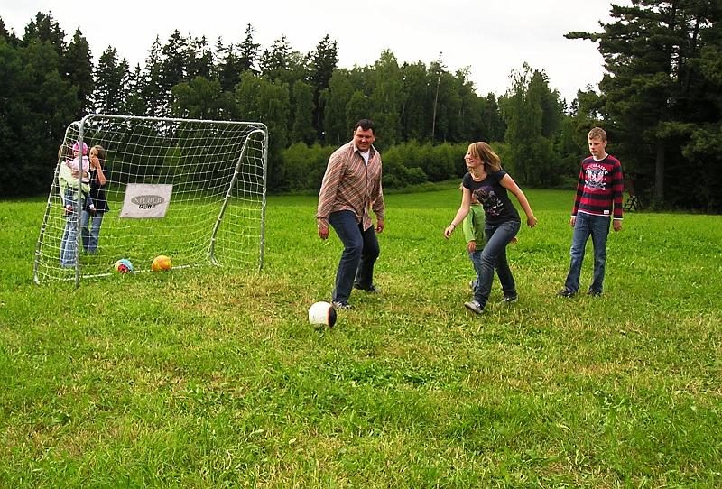 hi_so_6.JPG - Der Carsten steht beim Schalob im Fußballtor, andere laufen dem Ball nach.