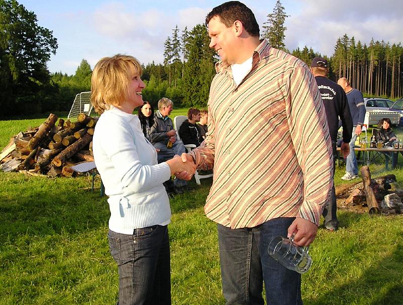 hi_so_8.JPG - Carsten gratuliert Renate zum Geburtstag.