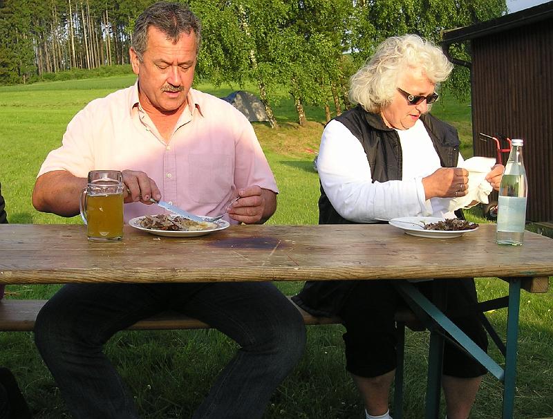 hi_so_9.JPG - Rainer und Anita aus Wildenau genießen Schmankerl in Trasafeld.